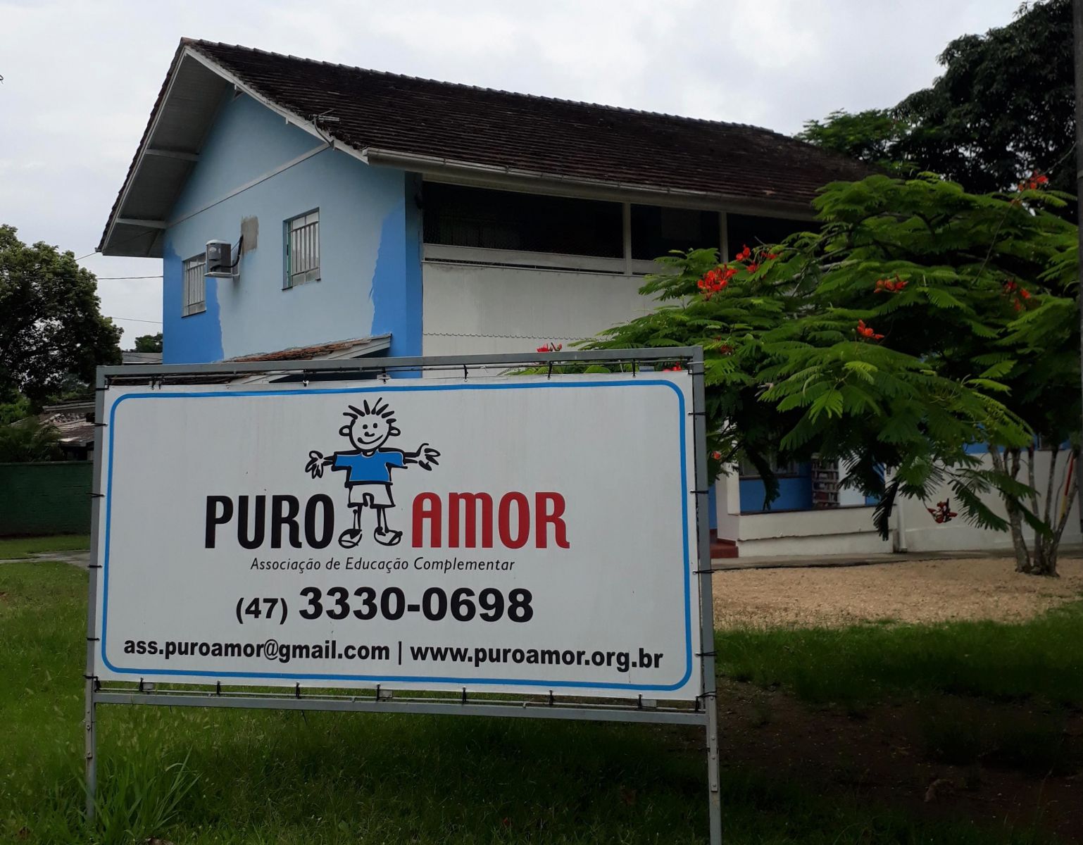 CDL Blumenau doa alimentos e brinquedos à ONG Puro Amor