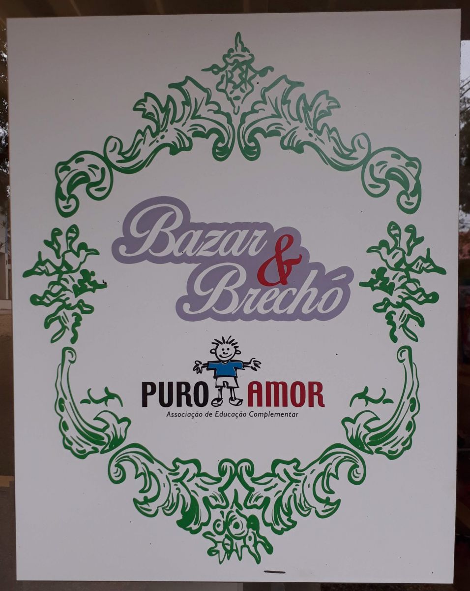 CDL Blumenau doa alimentos e brinquedos à ONG Puro Amor