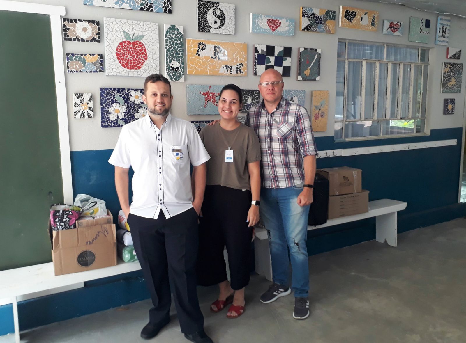CDL Blumenau doa alimentos e brinquedos à ONG Puro Amor
