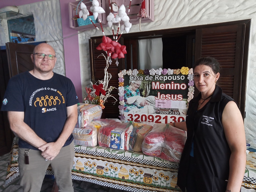 Casas de repouso recebem doação de cestas básicas da CDL Blumenau