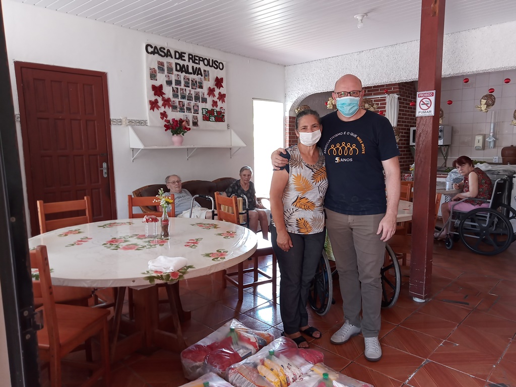 Casas de repouso recebem doação de cestas básicas da CDL Blumenau