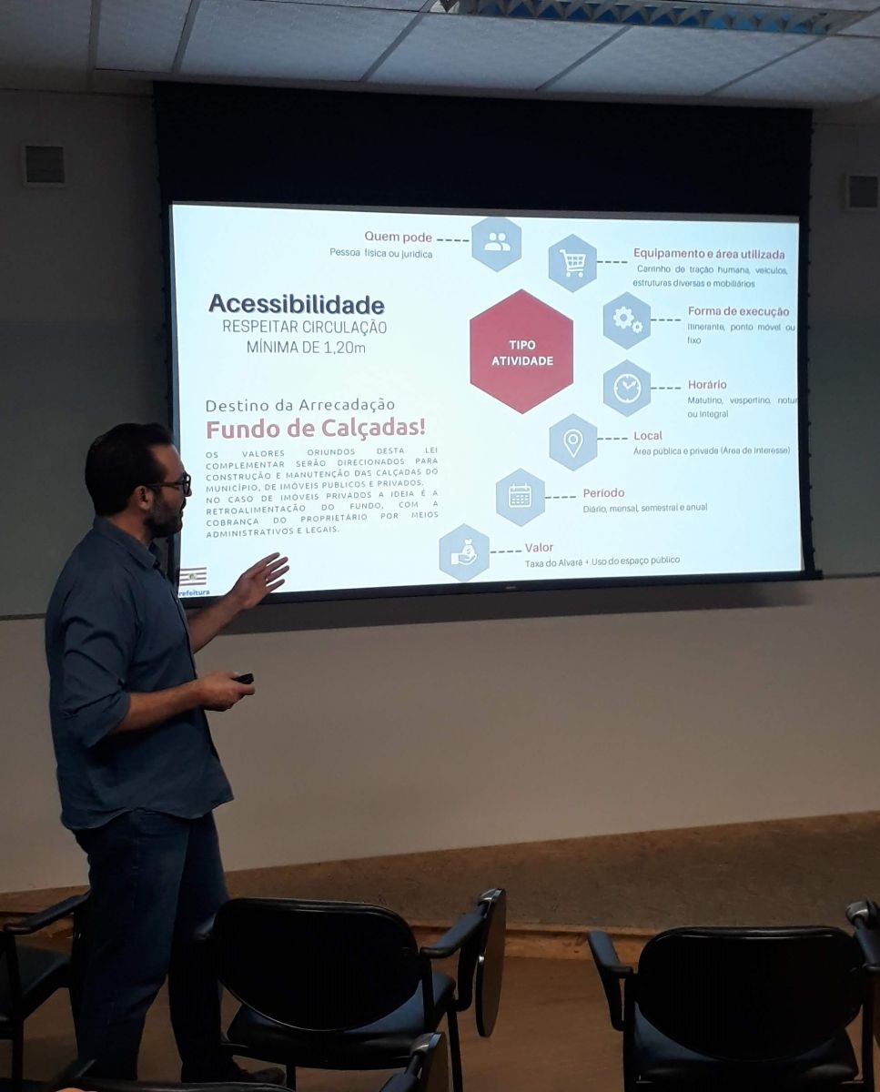 Regulamentação do espaço público é tema de reunião na CDL Blumenau
