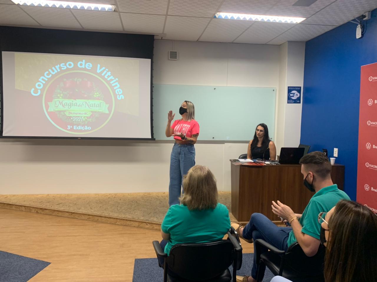 Vencedores do Concurso de Vitrines Magia de Natal, da CDL Blumenau, recebem prêmios 