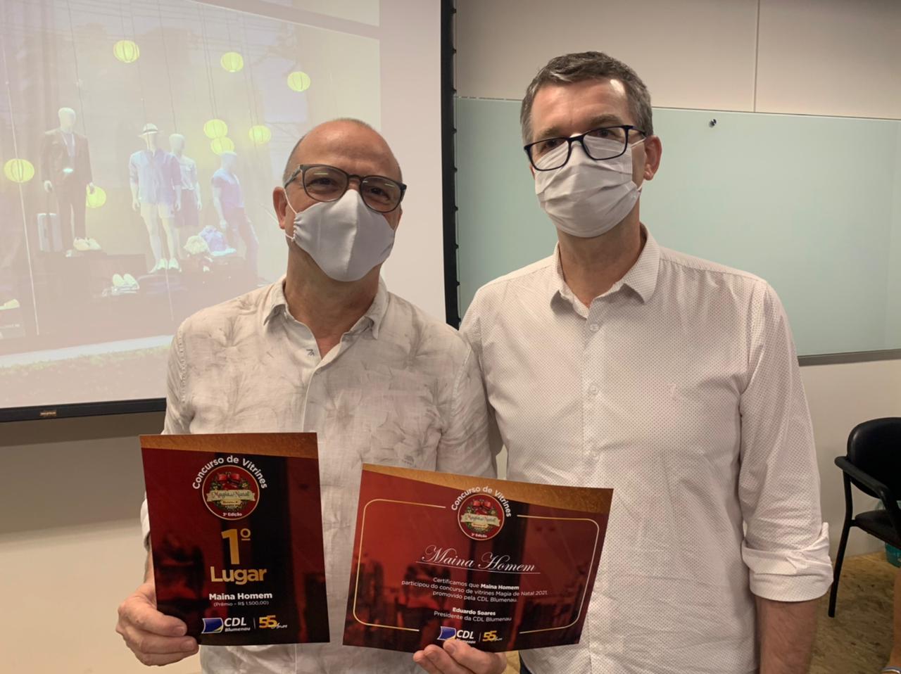 Vencedores do Concurso de Vitrines Magia de Natal, da CDL Blumenau, recebem prêmios 