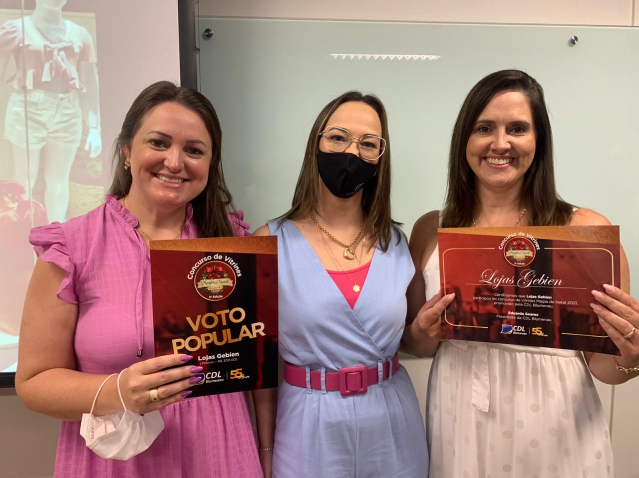 Vencedores do Concurso de Vitrines Magia de Natal, da CDL Blumenau, recebem prêmios 