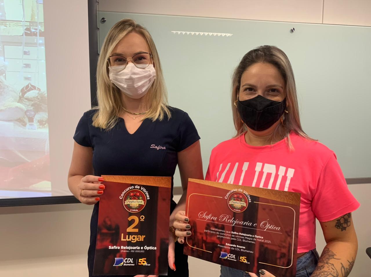 Vencedores do Concurso de Vitrines Magia de Natal, da CDL Blumenau, recebem prêmios 
