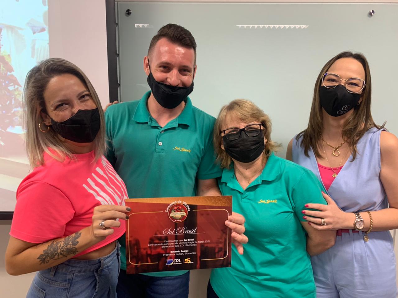 Vencedores do Concurso de Vitrines Magia de Natal, da CDL Blumenau, recebem prêmios 