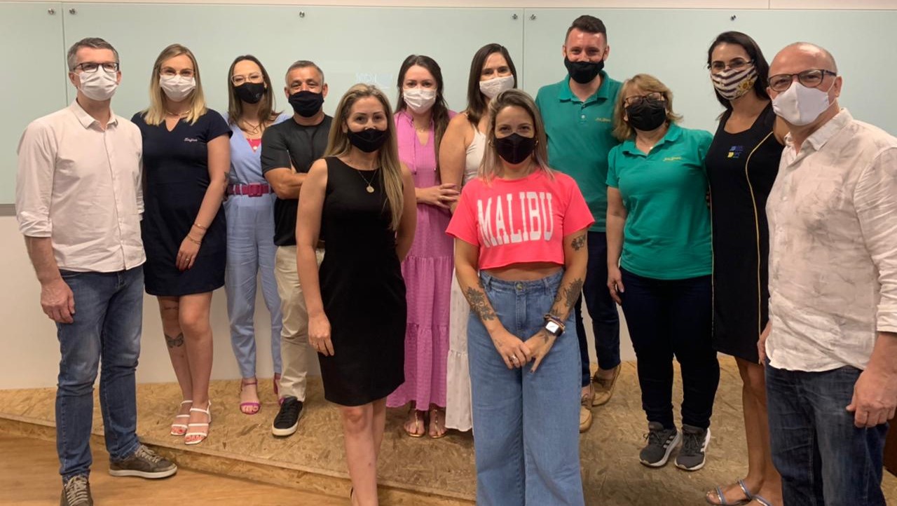 Vencedores do Concurso de Vitrines Magia de Natal, da CDL Blumenau, recebem prêmios 