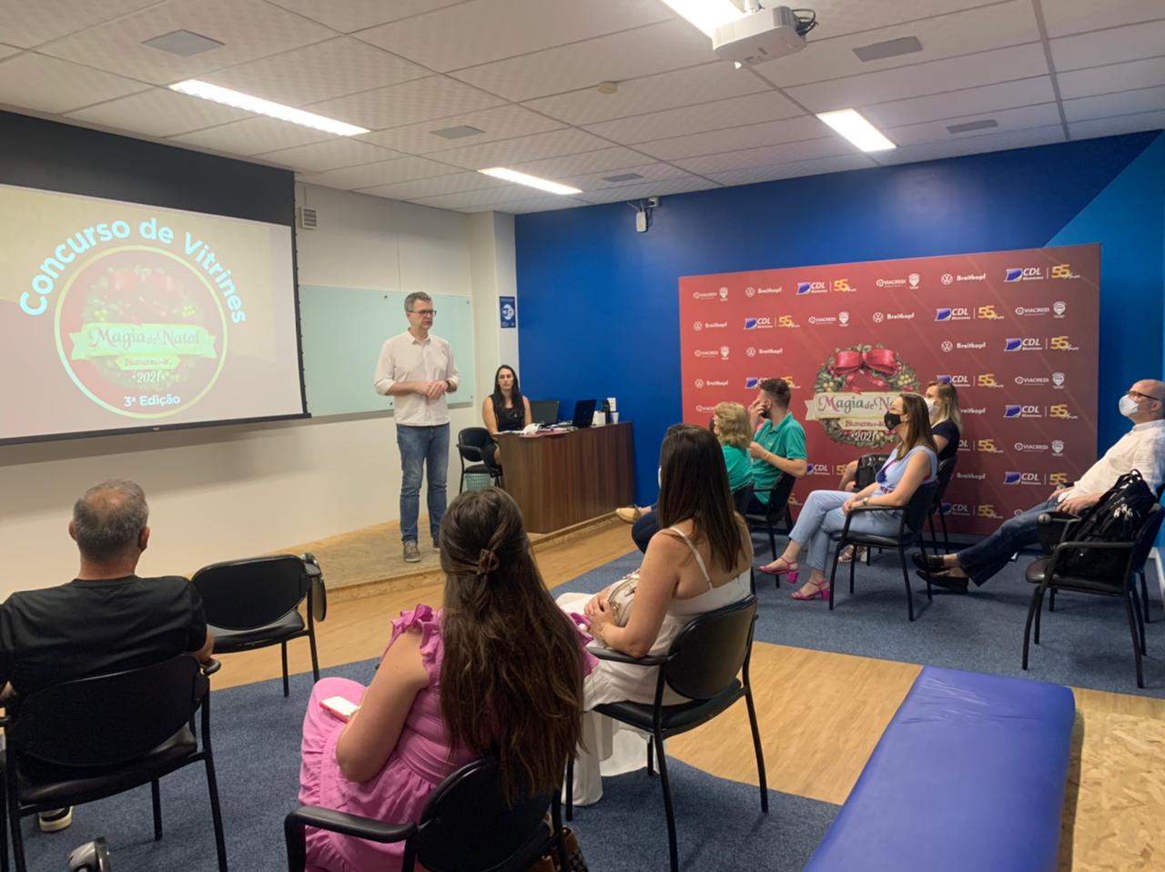 Vencedores do Concurso de Vitrines Magia de Natal, da CDL Blumenau, recebem prêmios 