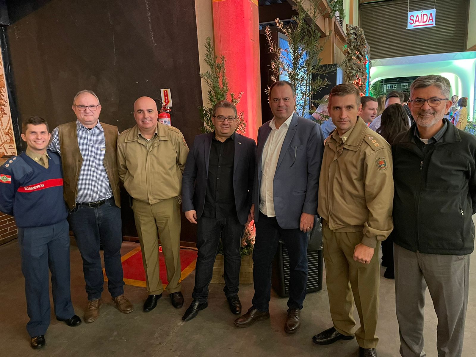 Foto: Tenente-Coronel Cameu, comandante do 3º Batalhão do Bombeiro Militar; presidente da Ampe Blumenau, Pedro Fank; presidente da Acib, Renato Medeiros, Coronel Vianna, comandante do 7º Comando Regional de Polícia Militar (CRPM); presidente da CDL Blumenau, Eduardo Soares, presidente da Acib, Renato Medeiros; Tenente-Coronel Filippi, comandante do 10º Batalhão de Polícia Militar e o Conselheiro Fiscal da CDL Blumenau e empresário, Sérgio Fernando Hess de Souza. 