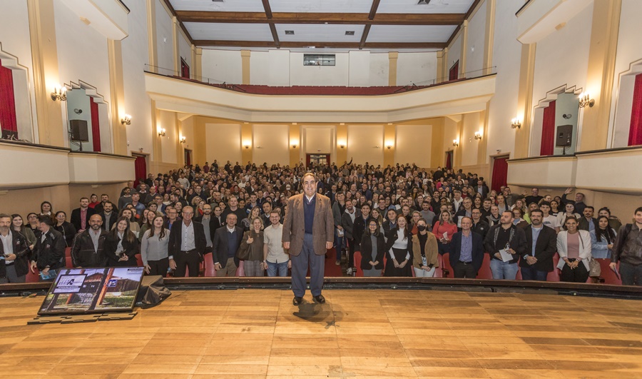 Palestra com professor Marins marca retomada do Ciclo de Palestras da CDL Blumenau