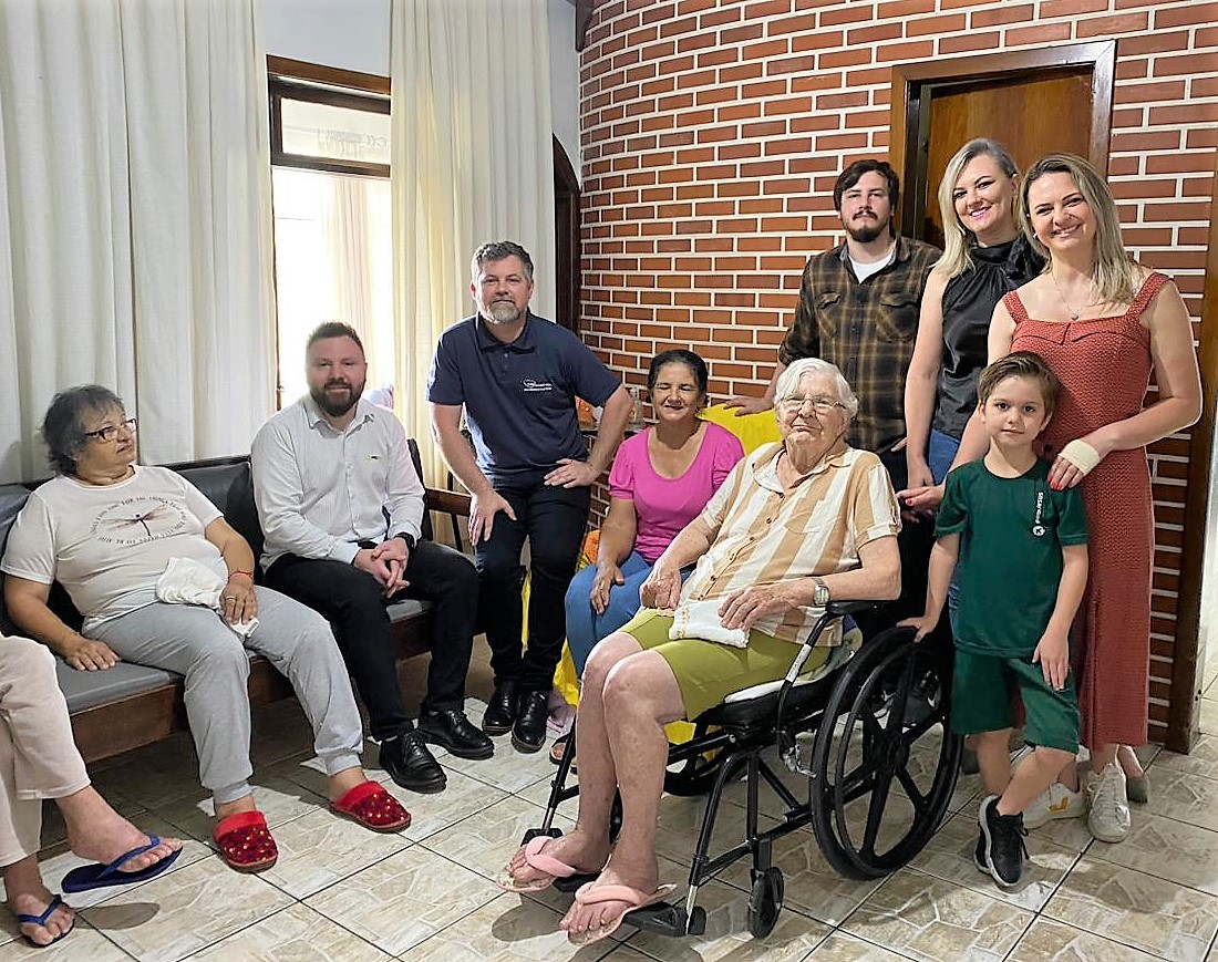 Casa de Repouso Dalva recebe visita e doações da CDL Jovem Blumenau