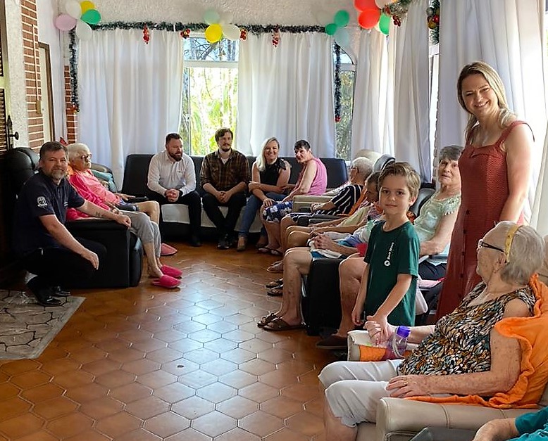 Casa de Repouso Dalva recebe visita e doações da CDL Jovem Blumenau