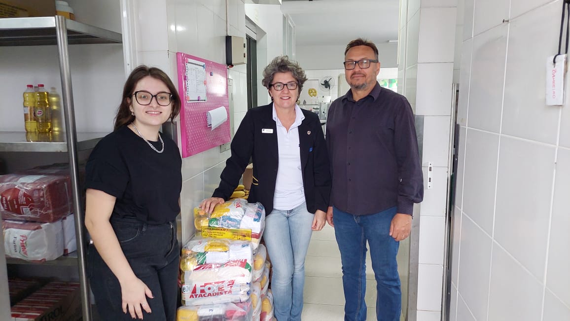Doação: curso realizado na CDL Blumenau arrecada cestas básicas para Casa São Simeão
