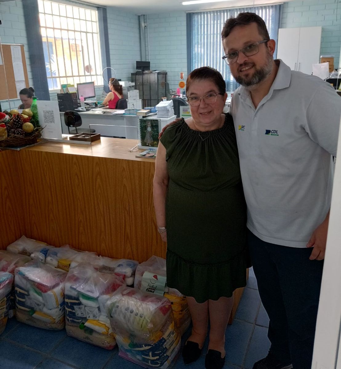 CDL Blumenau doa 65 cestas básicas a entidades da cidade