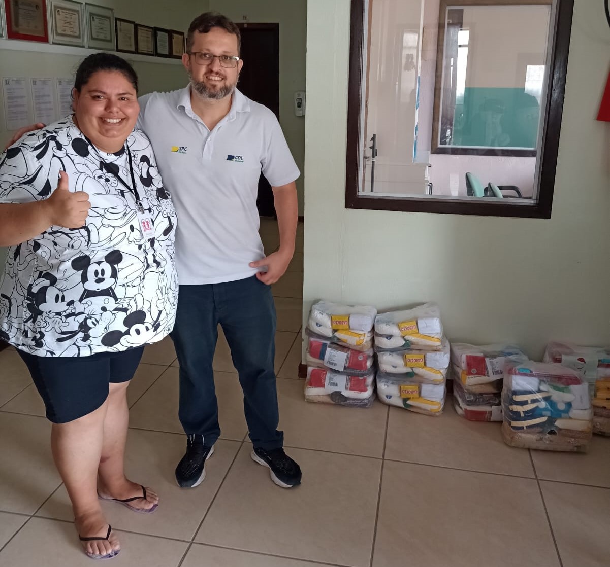 CDL Blumenau doa 65 cestas básicas a entidades da cidade