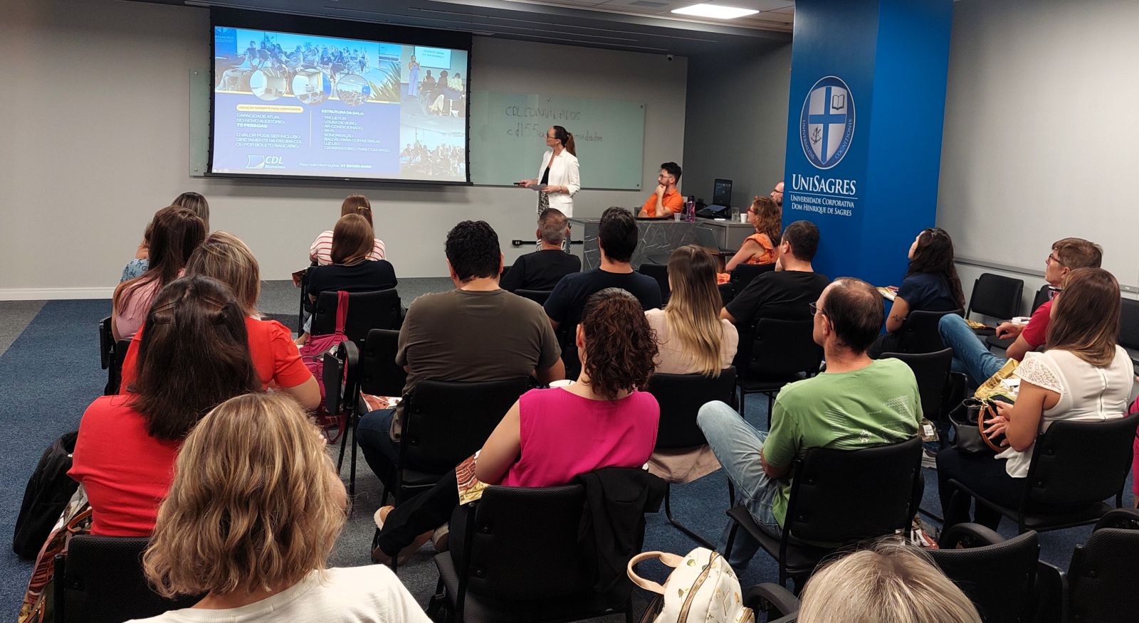 CDL Blumenau recebe jornalistas e comunicadores para workshop sobre IA
