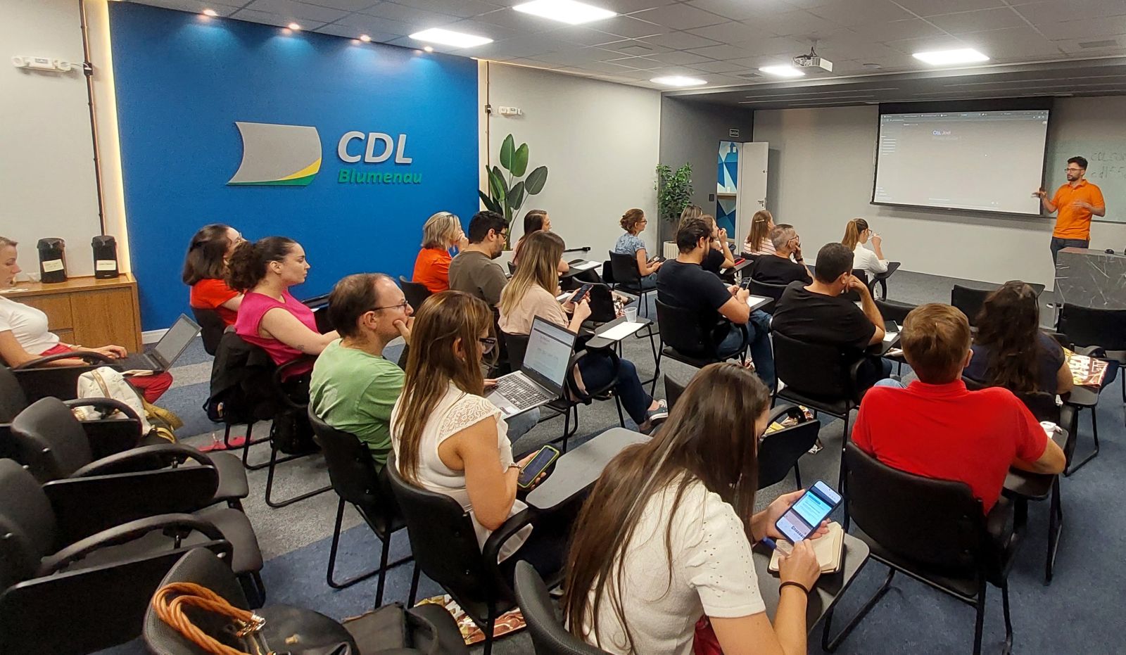 CDL Blumenau recebe jornalistas e comunicadores para workshop sobre IA