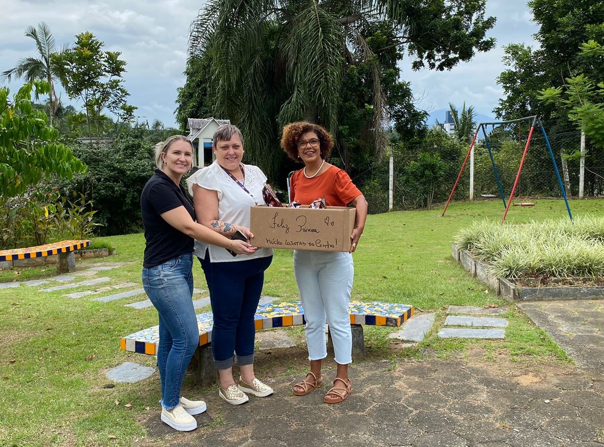 Páscoa: Núcleo do Centro doa chocolates a pessoa do Abrigo Municipal de Blumenau
