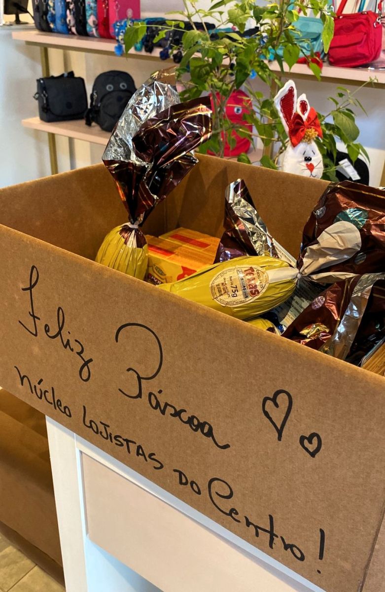 Páscoa: Núcleo do Centro doa chocolates a pessoa do Abrigo Municipal de Blumenau