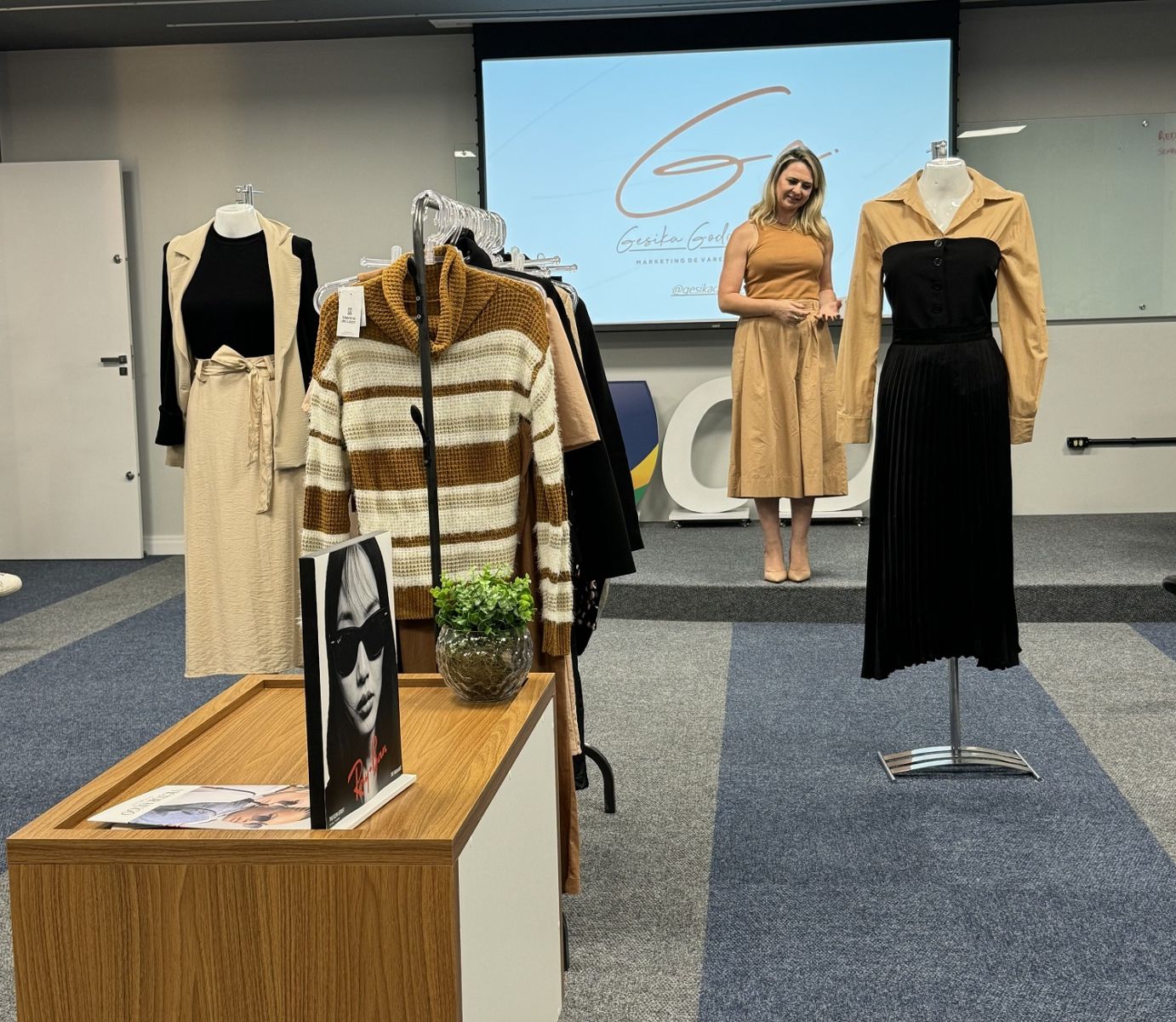 Mentoria sobre vitrine criativa e edição de vídeos reúne associados na CDL Blumenau