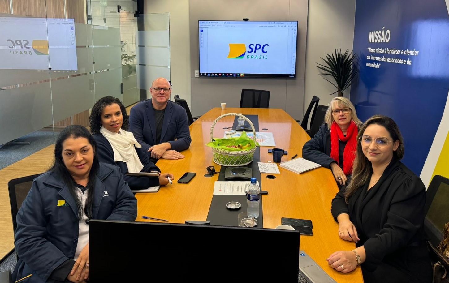 CDL Blumenau recebe visita do SPC BRASIL para fortalecer parcerias e estratégias de negócios
