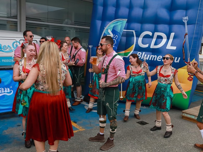 CDL Blumenau marca presença na Parada Oktober da NDTV 