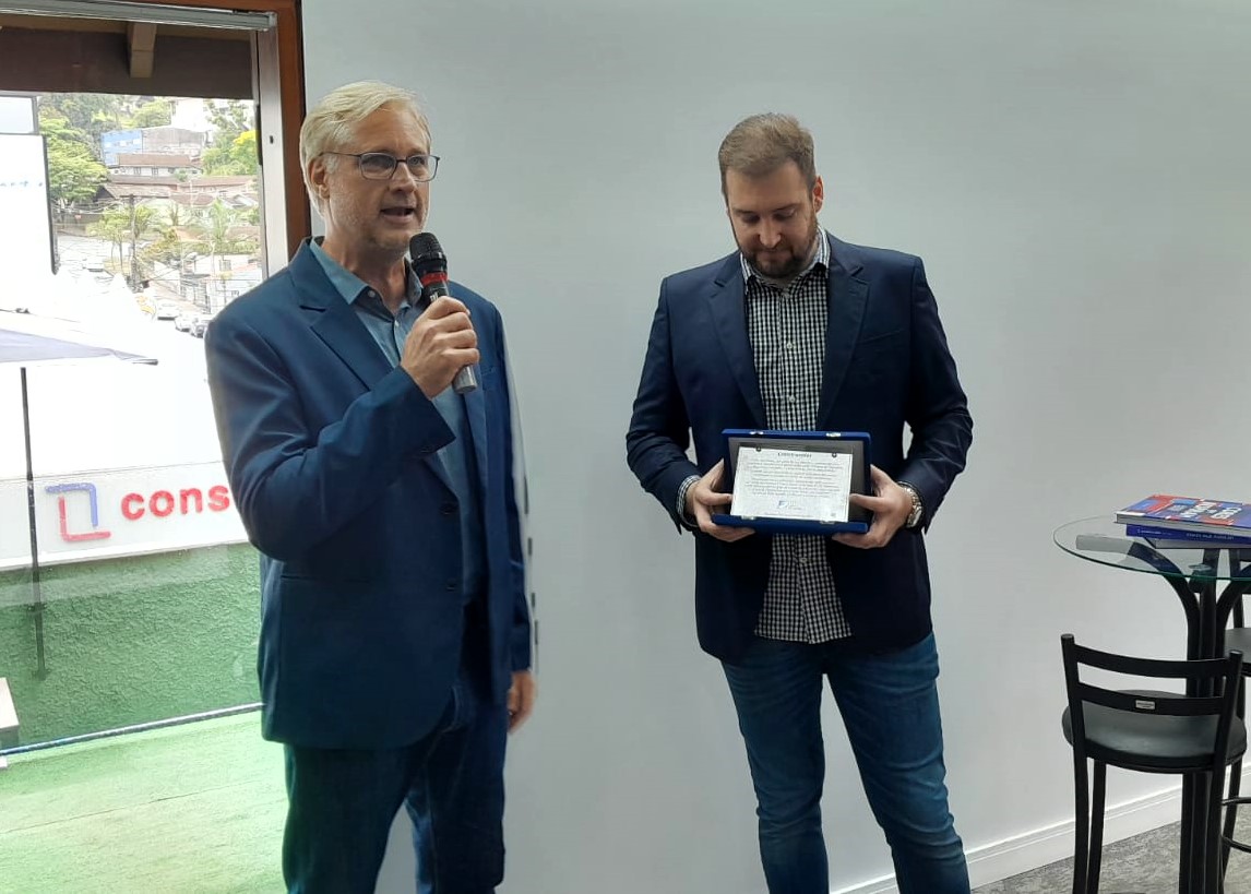 Construcolor comemora 40 anos com lançamento de livro e homenagens da CDL Blumenau