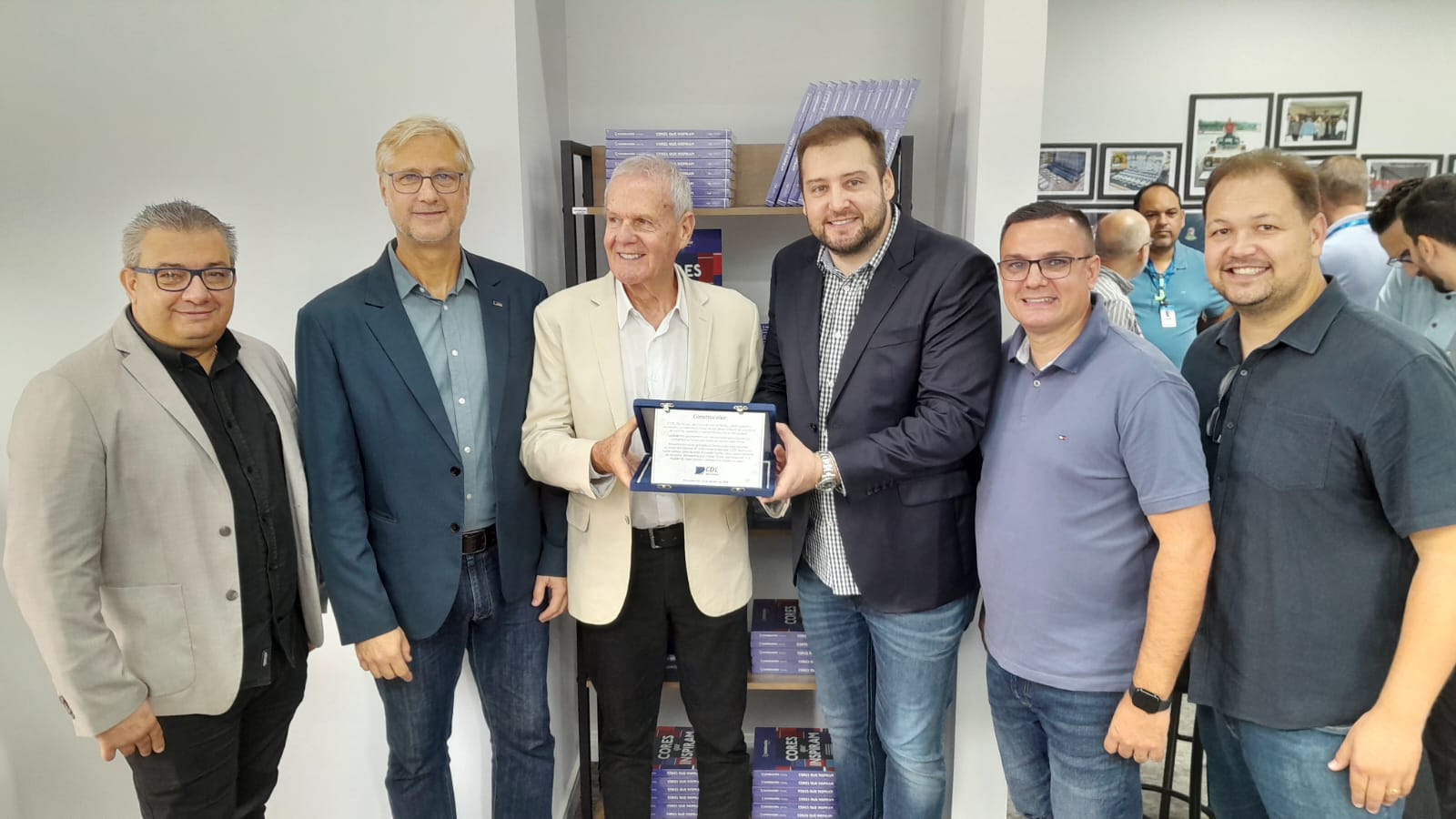 Construcolor comemora 40 anos com lançamento de livro e homenagens da CDL Blumenau