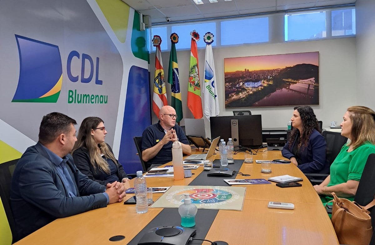Visita da CDL Florianópolis à CDL Blumenau fomenta troca de boas práticas