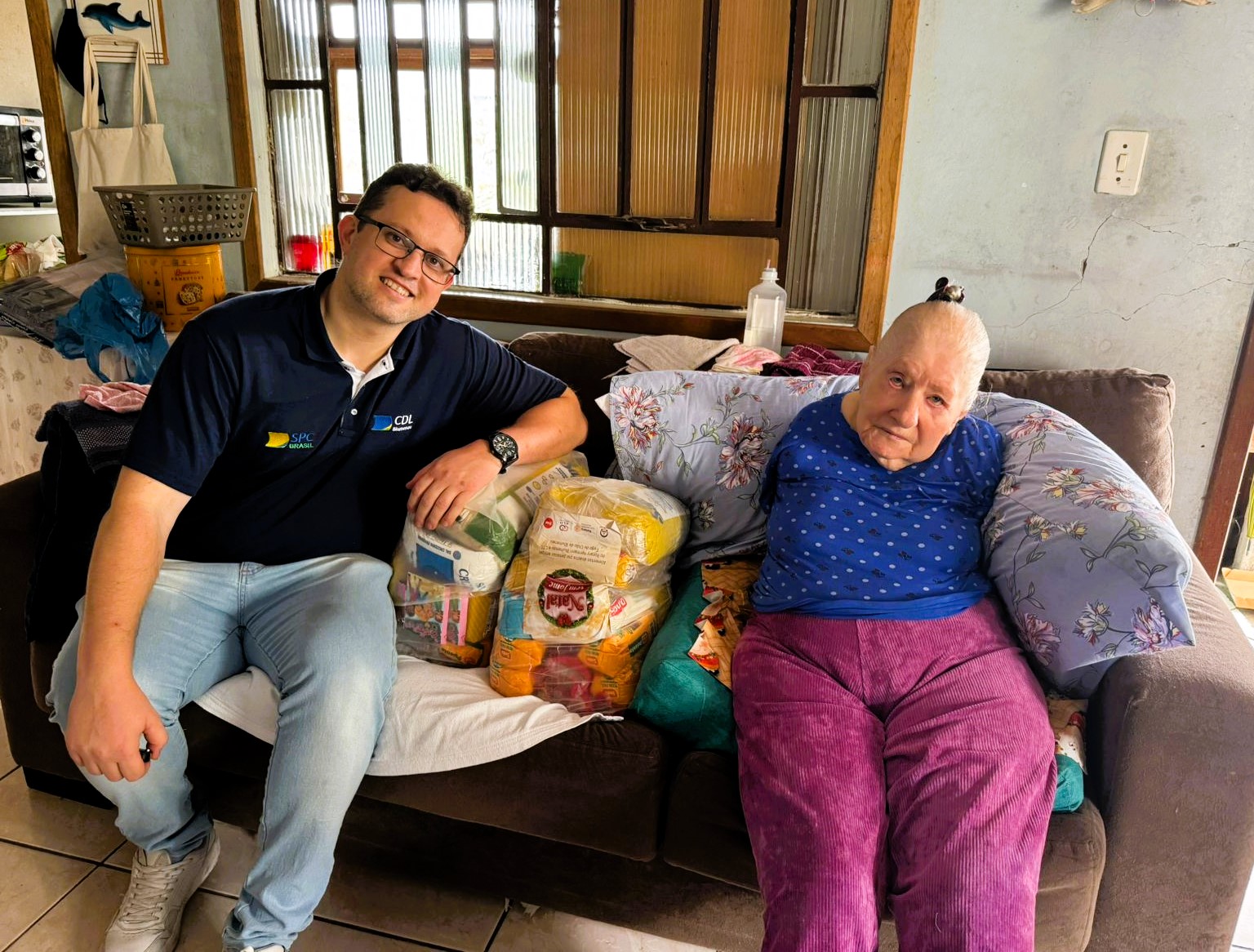 CDL Blumenau doa 60 cestas básicas e reforça o espírito solidário do Natal