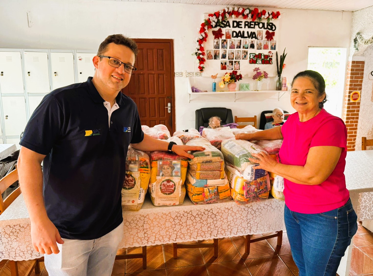 CDL Blumenau doa 60 cestas básicas e reforça o espírito solidário do Natal