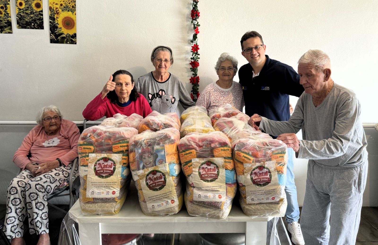 CDL Blumenau doa 60 cestas básicas e reforça o espírito solidário do Natal