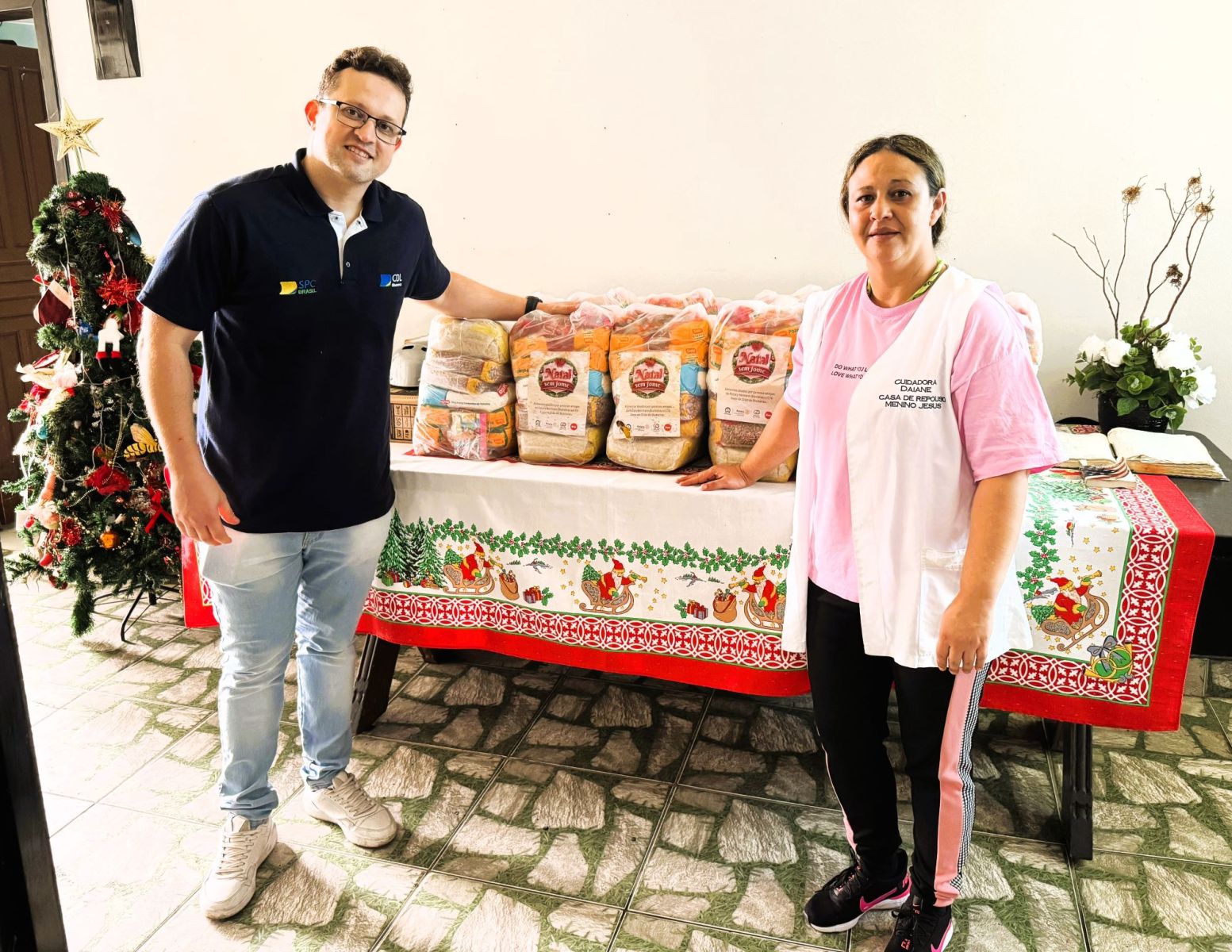 CDL Blumenau doa 60 cestas básicas e reforça o espírito solidário do Natal