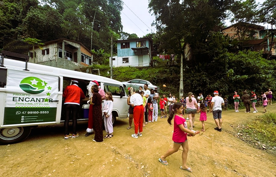 CDL Blumenau e Projeto Encantar levam alegria e solidariedade às crianças carentes