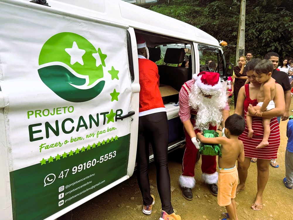 CDL Blumenau e Projeto Encantar levam alegria e solidariedade às crianças carentes
