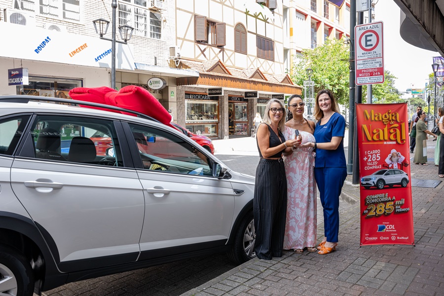 Professora recebe carro zero-quilômetro da promoção Magia de Natal da CDL Blumenau
