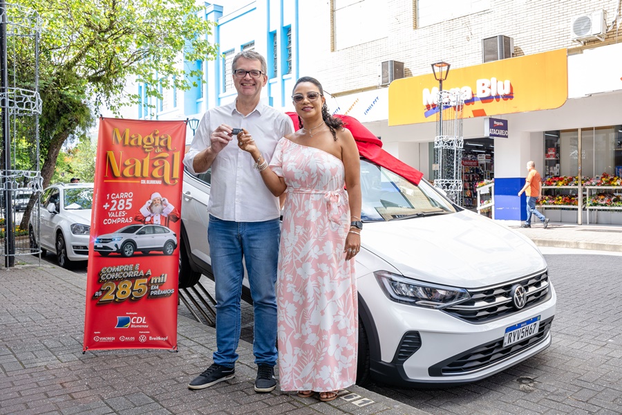 Professora recebe carro zero-quilômetro da promoção Magia de Natal da CDL Blumenau