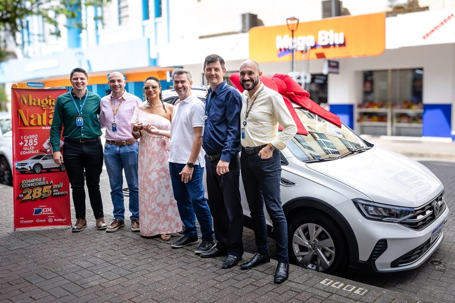 Professora recebe carro zero-quilômetro da promoção Magia de Natal da CDL Blumenau