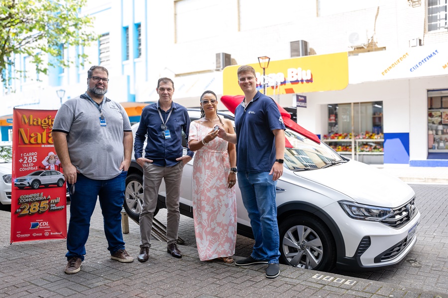 Professora recebe carro zero-quilômetro da promoção Magia de Natal da CDL Blumenau