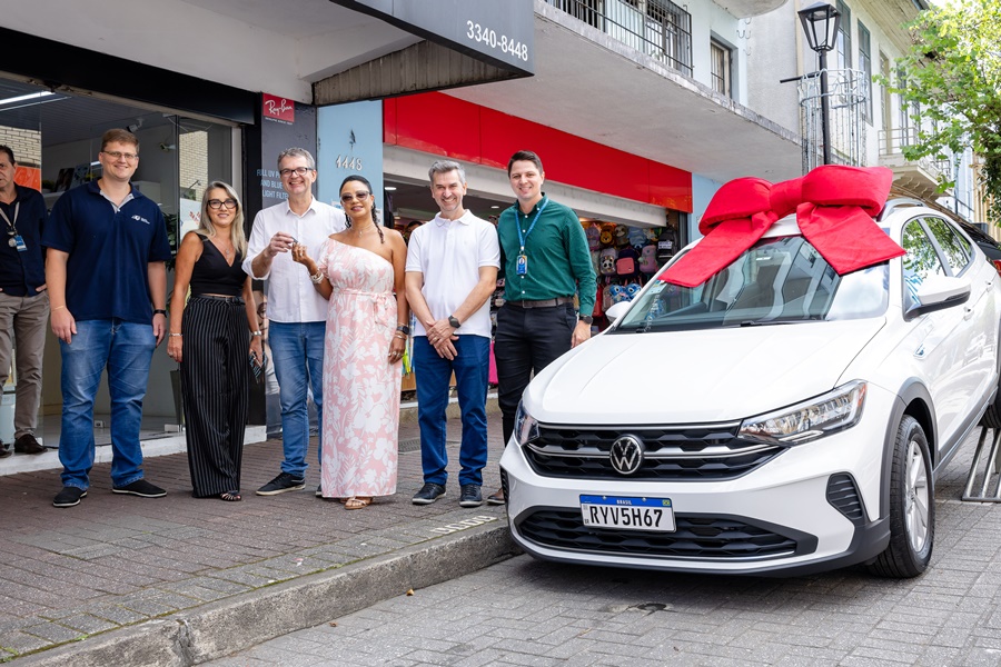 Professora recebe carro zero-quilômetro da promoção Magia de Natal da CDL Blumenau