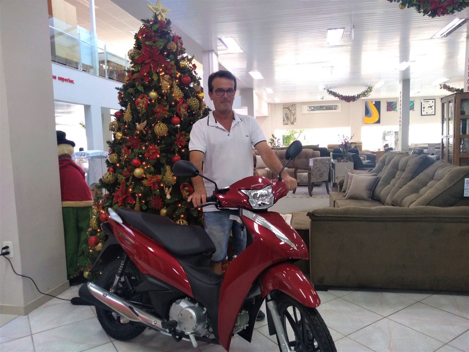Consumidor do Comercial Tomio ganha moto da promoção Magia de Natal 2019