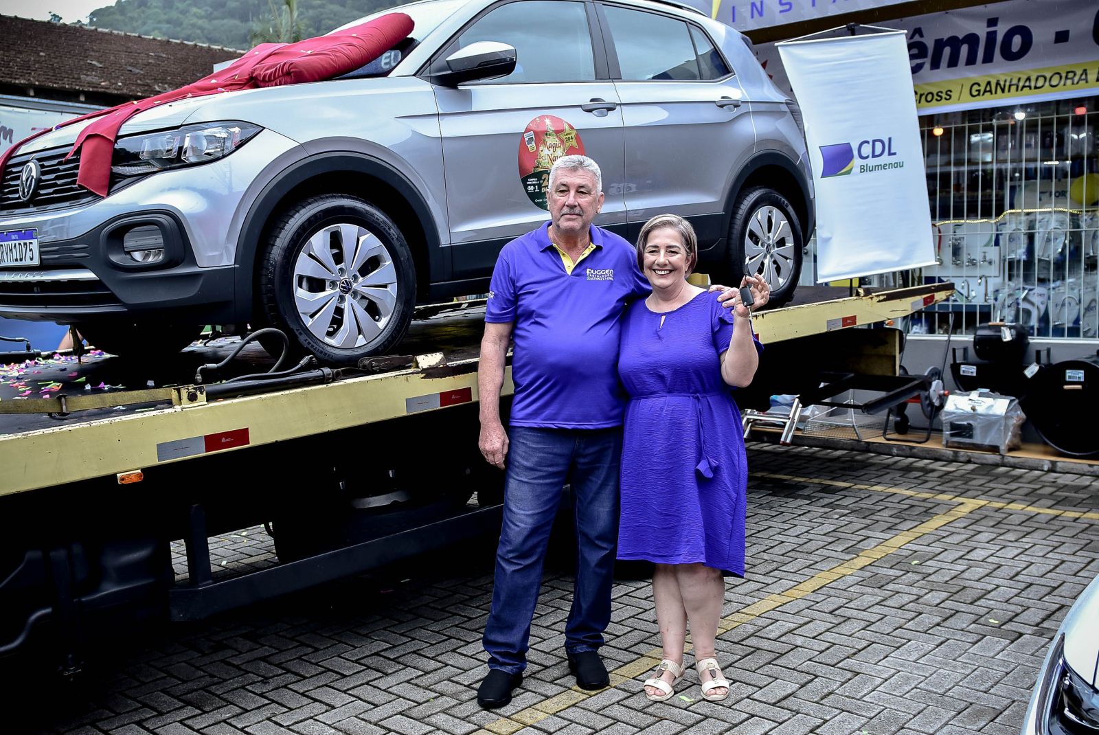 CDL Blumenau realiza a entrega do carro T-Cross, da Promoção Magia de Natal, no Tribess
