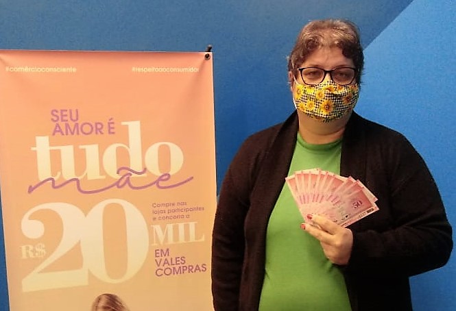 Roseli Pasold Ferreira (à direita) entregou os alimentos a mobilizadora social Márgara Hadlich, que ajuda centenas de famílias necessitadas, por meio da página “Ajudando o próximo em Blumenau”. 
