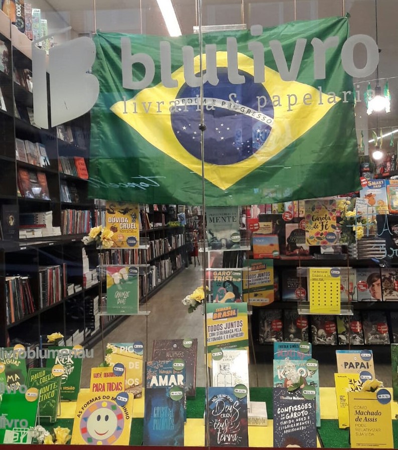 A livraria Blulivro, Rua XV de Novembro, 819 – Centro, preparou uma vitrine só com autores brasileiros e conquistou o terceiro lugar. 