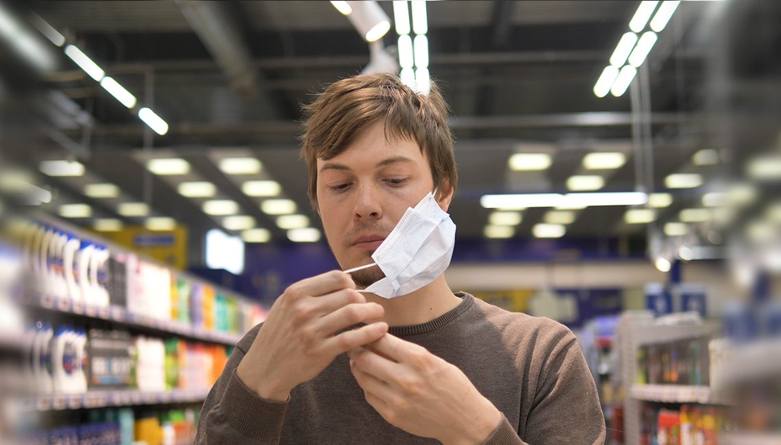 Como lidar com os clientes que se recusam a usar máscaras?