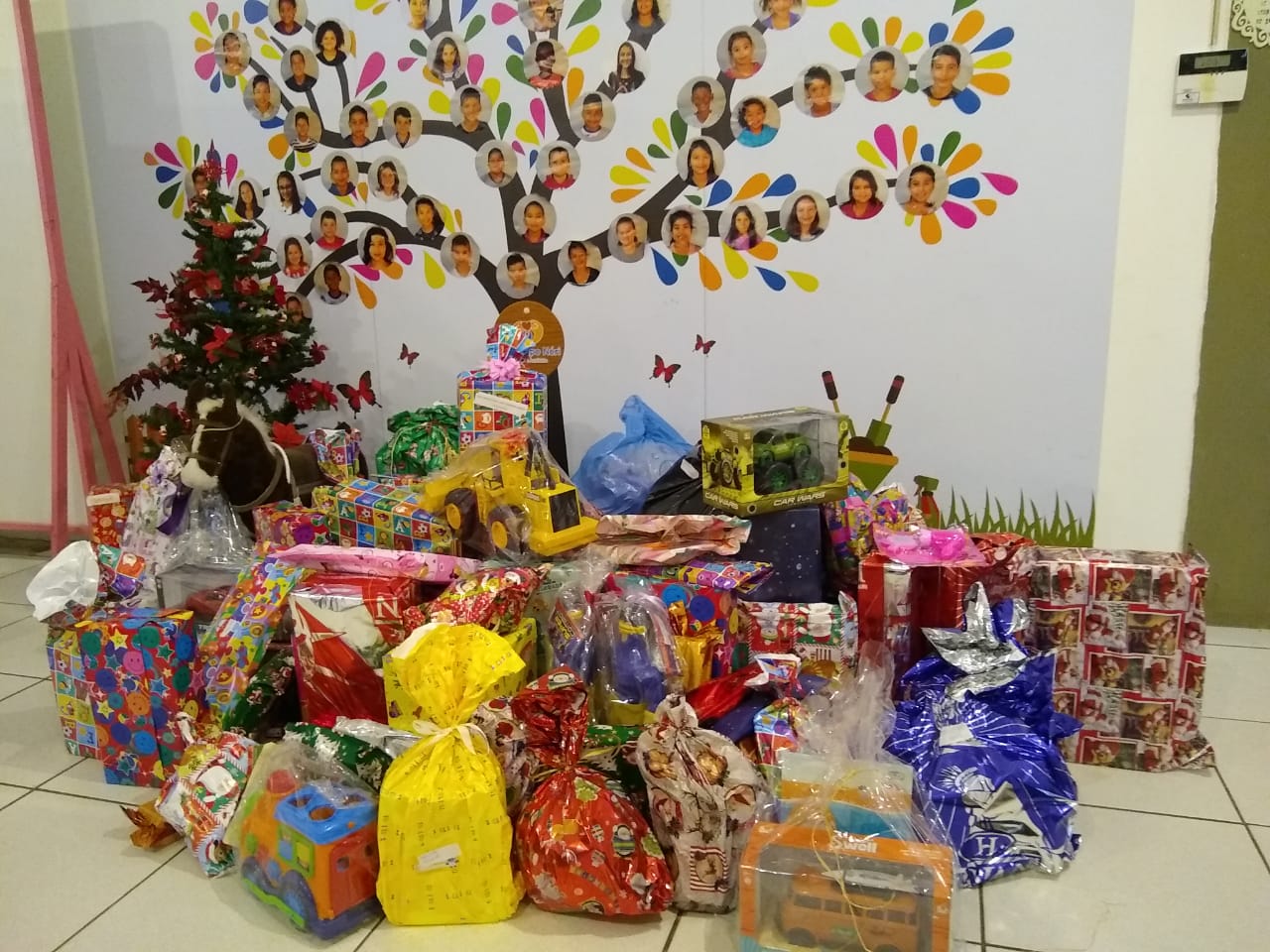 Árvore do Bem: mais de 650 brinquedos são doados a crianças carentes com a ajuda da CDL Blumenau