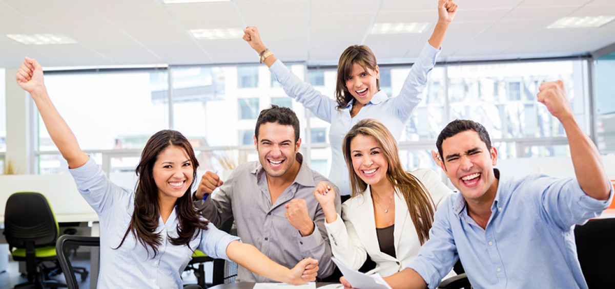 equipe feliz e engajada