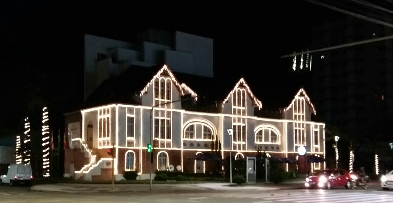 Casa do Comércio recebe iluminação de Natal