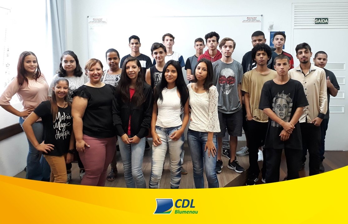 CDL Blumenau prepara jovens para o mercado de trabalho por meio de curso gratuito